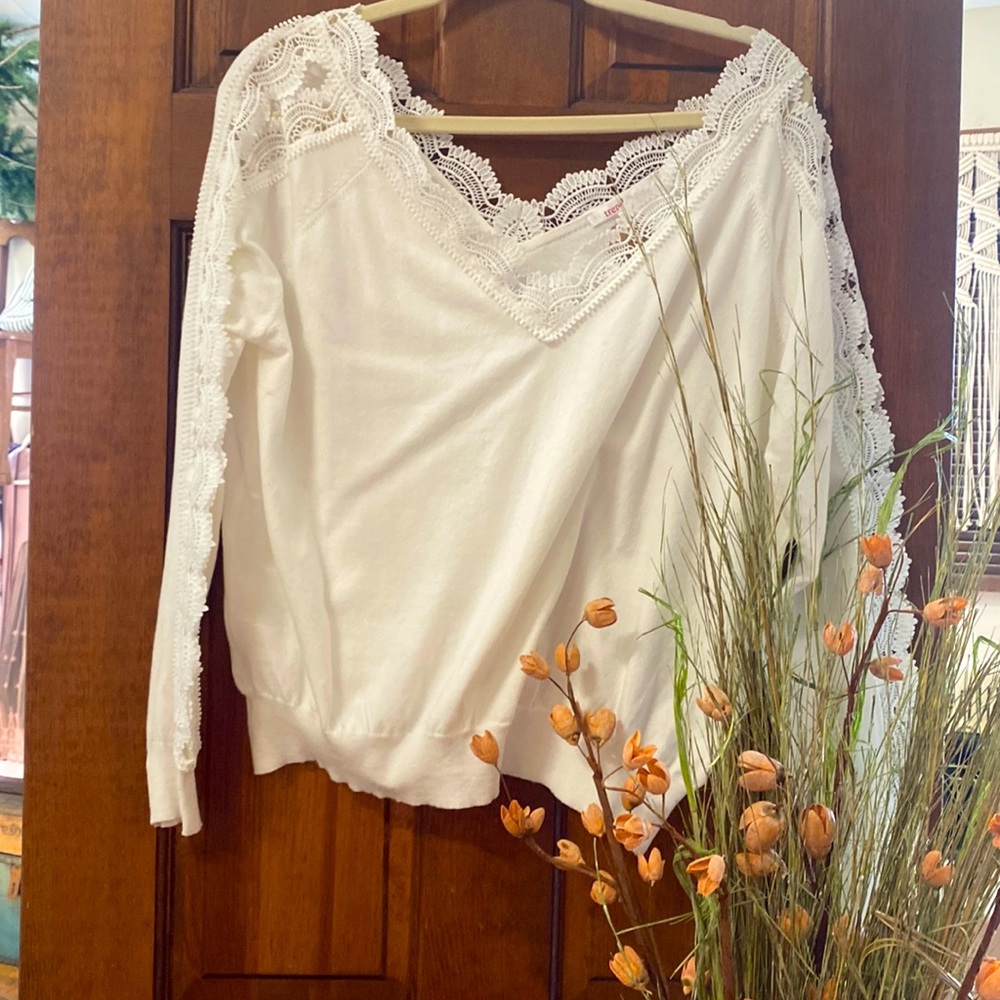 Lace sleeve, white v- neck sweater